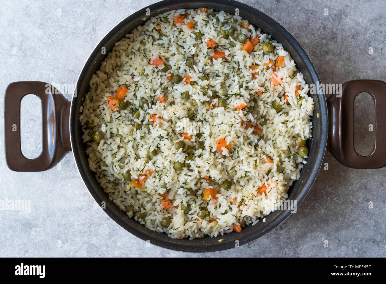 Verdura arroz con guisantes, zanahorias y eneldo en bote / Pilav o Pilaf.  Los alimentos orgánicos tradicionales Fotografía de stock - Alamy