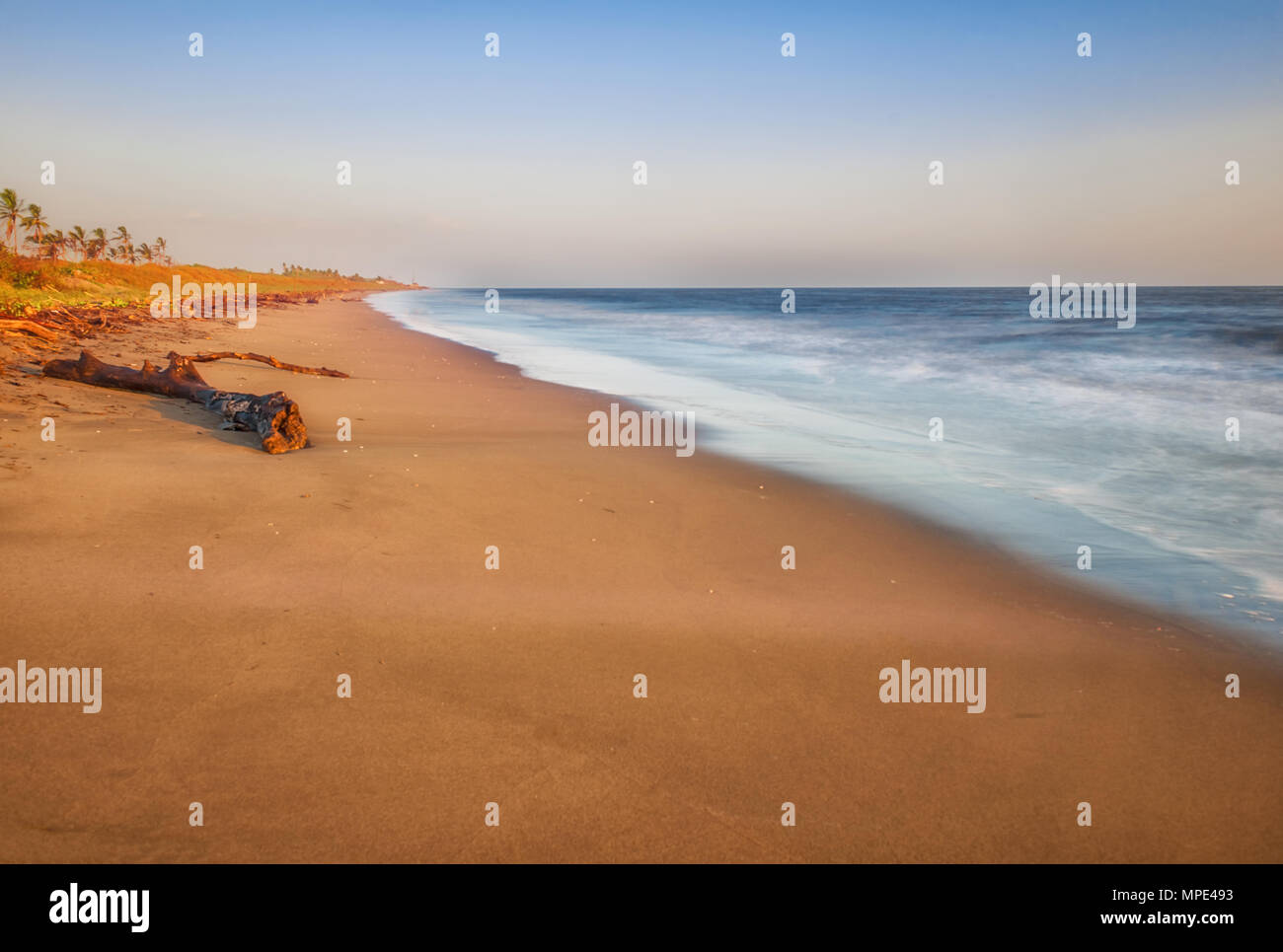 Pintoresco amanecer sobre el océano, en la playa El Rompio en la Península de Azuero Foto de stock