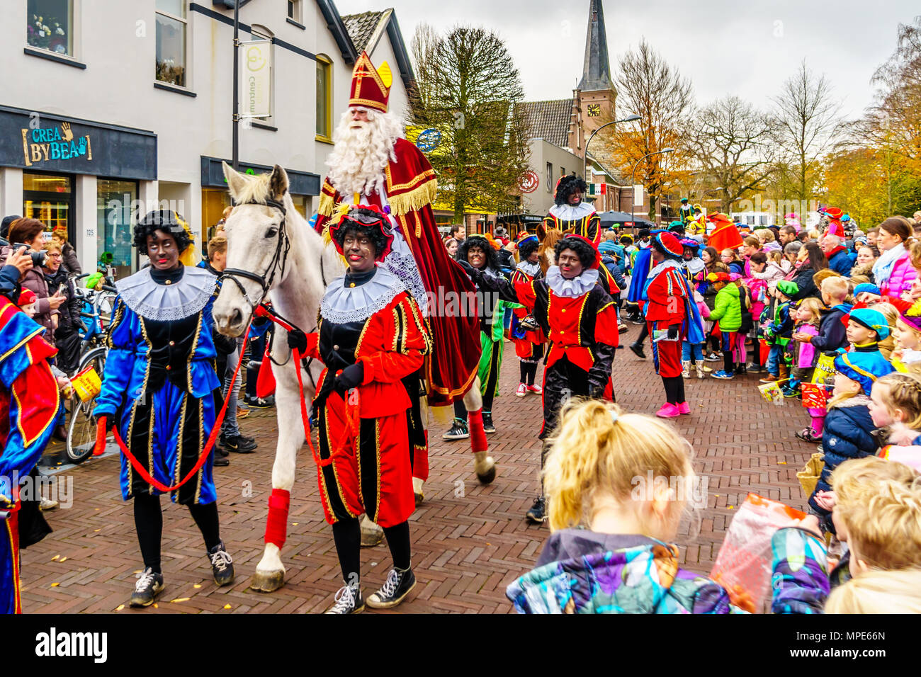 La famosa y alegre llegada anual de San Nicolás el día 5 de diciembre en el centro de la ciudad de Ermelo, en los Países Bajos Foto de stock