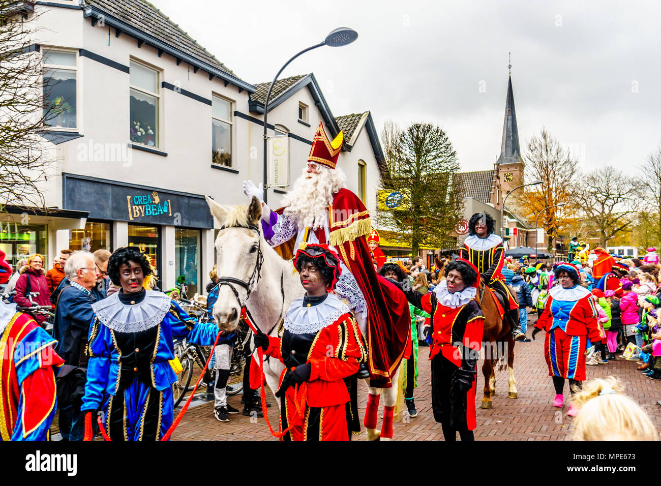 La famosa y alegre llegada anual de San Nicolás el día 5 de diciembre en el centro de la ciudad de Ermelo, en los Países Bajos Foto de stock