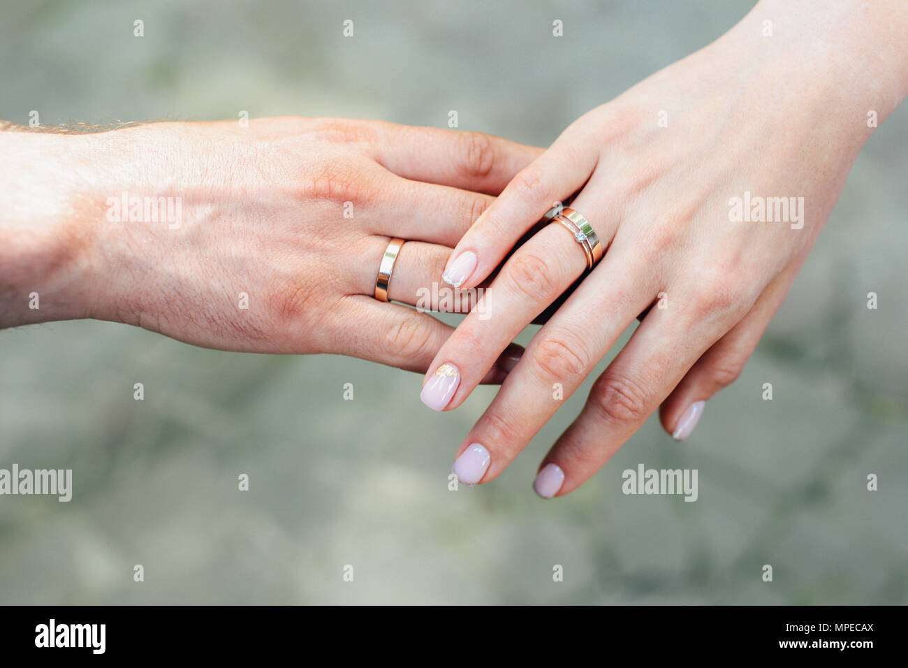 Primer plano de las manos de la pareja con anillos de boda Foto de stock
