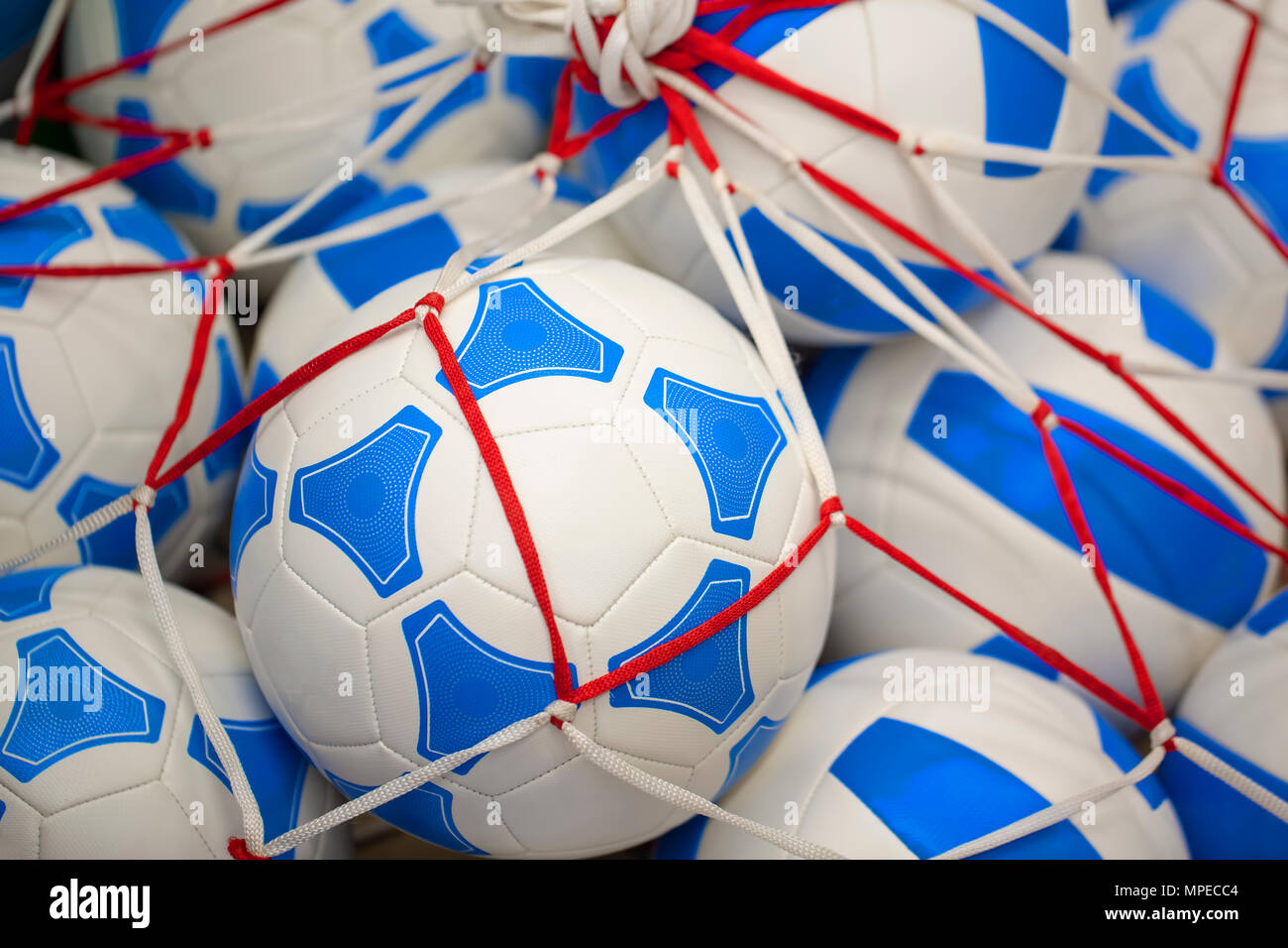 Caramelos de malla en forma de pelotas de fútbol Antecedentes Fotografía de  stock - Alamy