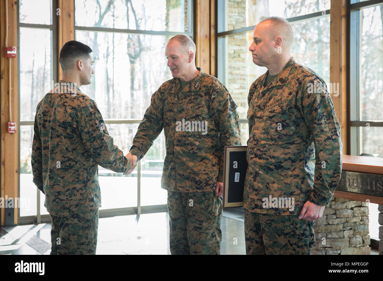 Cuerpo De Marines De Ee Uu Gysgt Randall L Salinas Especialista Administrativo Personal Y Asuntos De By manos brilakis posted 8 hours ago ∗ 253 views. alamy