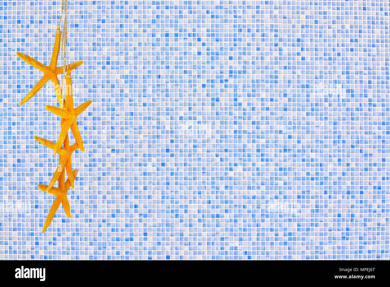 Antecedentes En la pared de mosaico de color azul para copiar el espacio como telón de fondo. Foto de stock