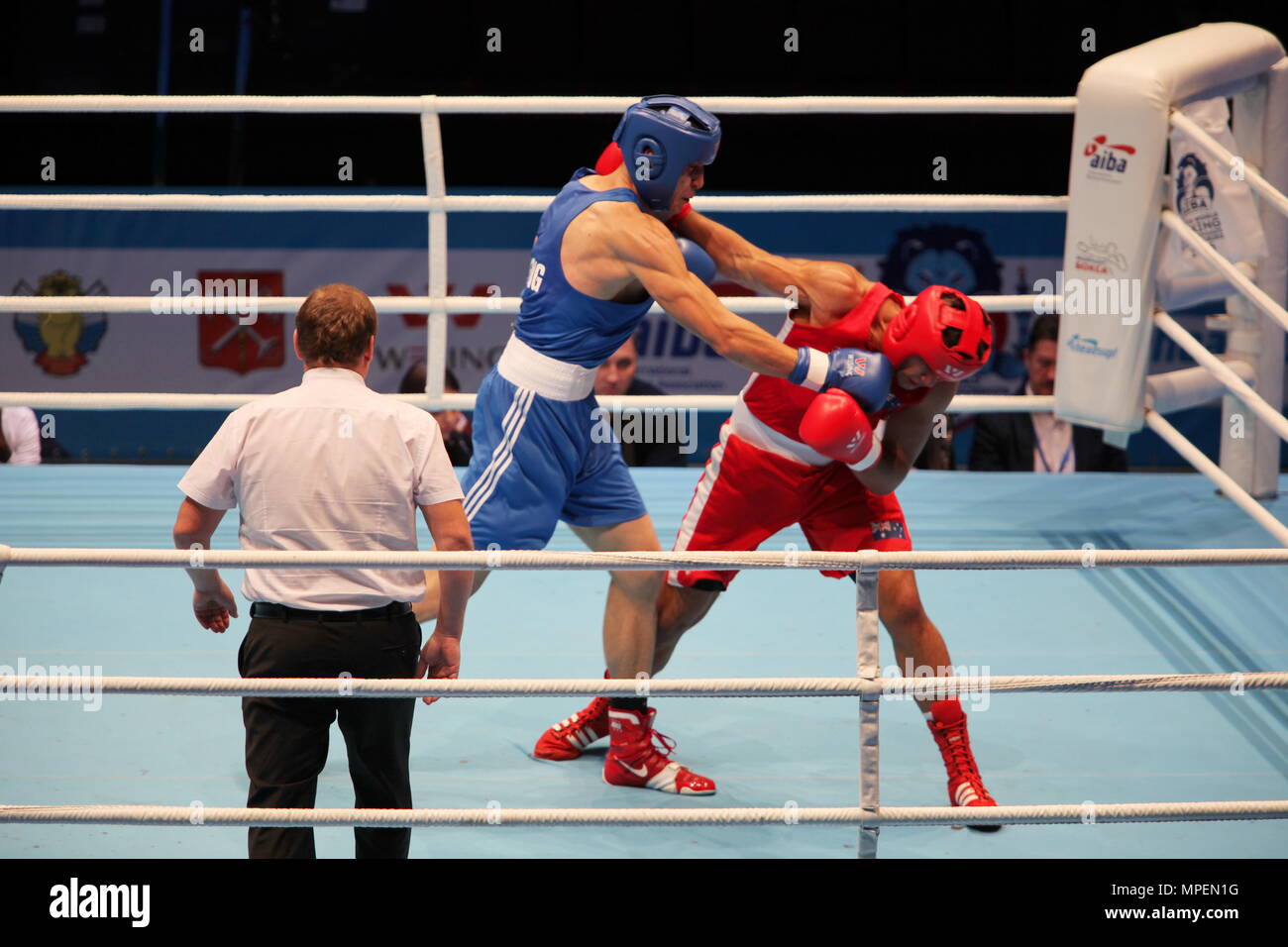 San Petersburgo, Rusia, 21 de noviembre de 2016 Campeonato Mundial de Boxeo Juvenil 81 kg pesados hombres boxeador brazo muscular Foto de stock