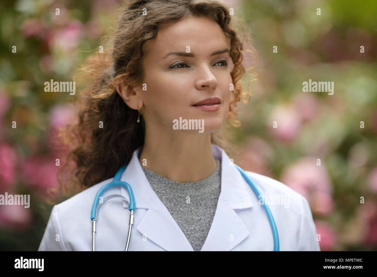 Retrato de un joven médico, médico con un aspirante a mirada pensativa, carrera en medicina natural, cuidado de la salud como un médico. El wo Foto de stock