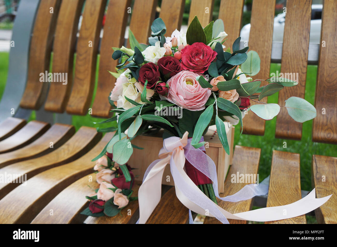 Flores artificiales hechas de caucho esponja. Ramo para la novia. Espuma-Irán.  Hermoso colorido ramo de boda. Tejido artesanal foamiran flor Fotografía de  stock - Alamy