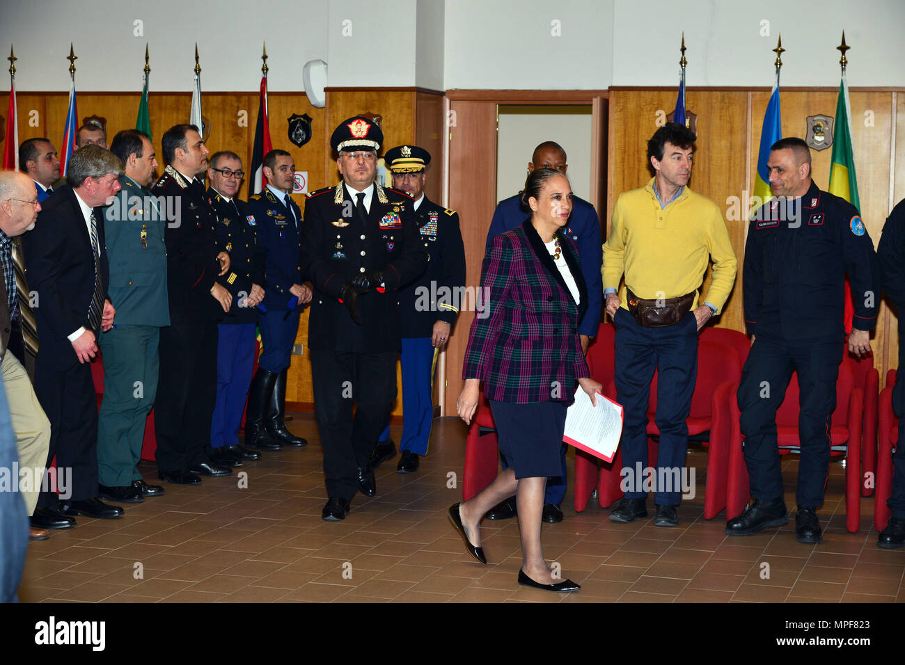 La Sra. Robin Smith (centro), asesor político del Ejército de EE.UU. África, Comandante General Brig. Gen. Giovanni Pietro Barbano (izquierda), el Centro de Excelencia para unidades de policía de estabilidad (CoESPU) Director y del Ejército de EE.UU. el Coronel Darío S. Gallegos (trasero), director adjunto de la CoESPU llegan a la sala de conferencia durante la ceremonia de graduación de la 14ª La protección de los civiles en el curso de la CoESPU en Vicenza, Italia, 21 de febrero de 2017. (Ee.Uu. Foto del ejército por información visual especialista Paolo Bovo/liberado) Foto de stock
