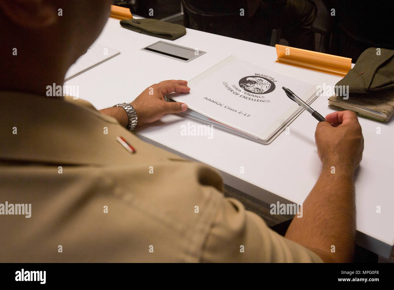 Los Marines de EE.UU. asistieron al primer curso de oficial de mantenimiento de aviones avanzados (AAMOC) asistir a bienvenido a bordo brief en Marine Corps Air Station Yuma, Arizona, el 13 de marzo, 2017. AAMOC capacitará a oficiales de mantenimiento de aeronaves con herramientas de liderazgo, mayores conocimientos técnicos y las prácticas normalizadas mediante procedimientos rigurosos de académicos y de capacitación práctica a fin de disminuir los percances relacionados con el suelo y aumentar la incursión de generación. (Ee.Uu. Marine Corps foto tomada por CPL. B. AaronJames vinculado) Foto de stock