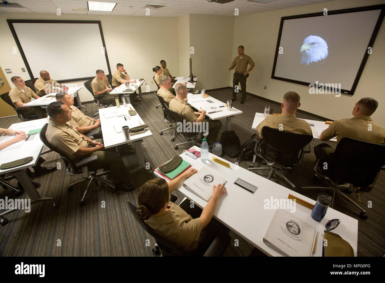 Cuerpo de Marines de EE.UU, el Coronel James B. Wellons, comandante de armas y tácticas de Aviación Marina Escuadrón uno (MAWTS-1) da la bienvenida a los estudiantes que asistieron al primer curso de oficial de mantenimiento de aviones avanzados (AAMOC) en Marine Corps Air Station Yuma, Arizona, el 13 de marzo, 2017. AAMOC capacitará a oficiales de mantenimiento de aeronaves con herramientas de liderazgo, mayores conocimientos técnicos y las prácticas normalizadas mediante procedimientos rigurosos de académicos y de capacitación práctica a fin de disminuir los percances relacionados con el suelo y aumentar la incursión de generación. (Ee.Uu. Marine Corps foto tomada por CPL. B. AaronJames vinculado) Foto de stock