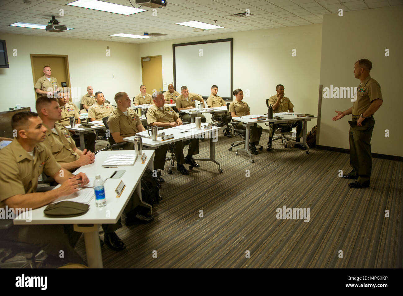 Marina de los EE.UU., el Coronel James B. Wellons (derecha), comandante de armas y tácticas de Aviación Marina Escuadrón uno (MAWTS-1), da la bienvenida a bordo de breve a estudiantes del primer curso de oficial de mantenimiento de aviones avanzados (AAMOC) en armas y tácticas Instructor (WTI) curso 2-17 en Marine Corps Air Station Yuma, Arizona, el 13 de marzo de 2017. El AAMOC capacitará a oficiales de mantenimiento de aeronaves con herramientas de liderazgo, mayores conocimientos técnicos y las prácticas normalizadas mediante procedimientos rigurosos de académicos y de capacitación práctica a fin de disminuir los percances relacionados con el suelo y aumentar ordenar Foto de stock