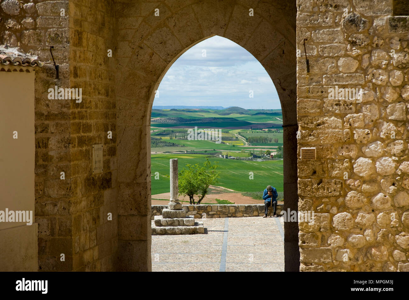 La puerta de Santa María, Hita, Guadalajara, España. La puerta de Santa María. Foto de stock