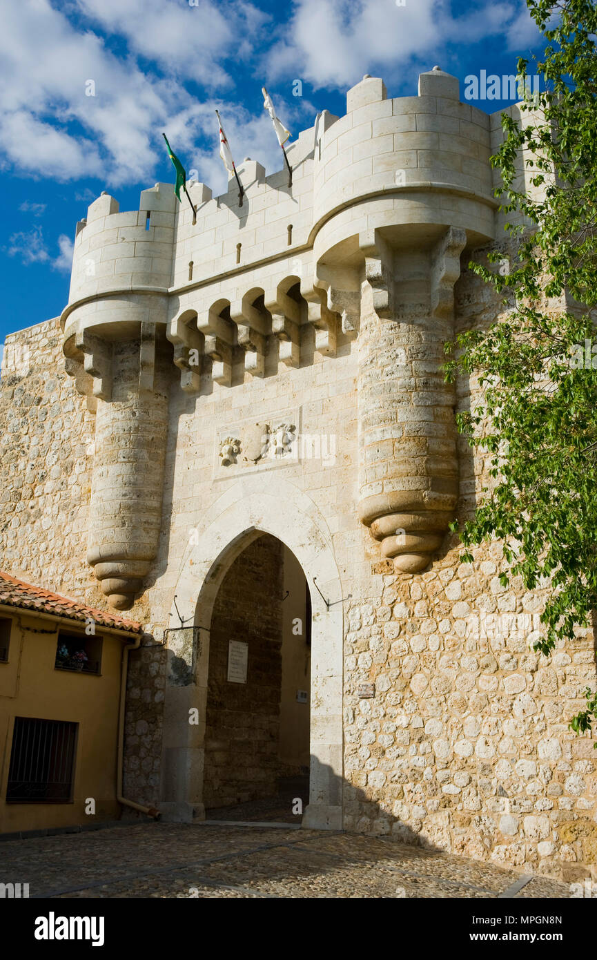 La puerta de Santa María, Hita, Guadalajara, España. La puerta de Santa María. Foto de stock