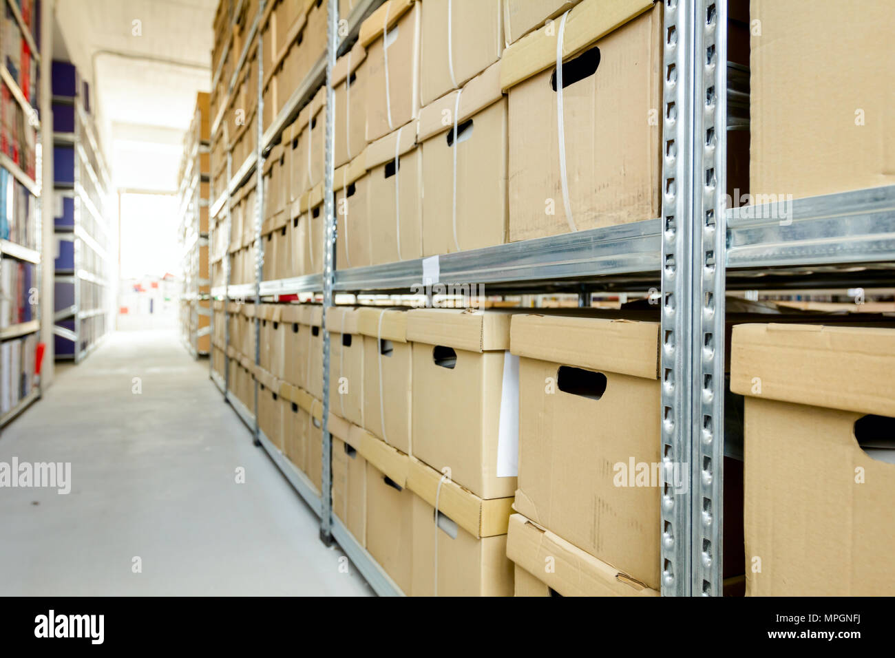 Pilas de papeles y archivos colocados en estanterías con carpetas y documentos en caja de cartón archive, trastero. Foto de stock