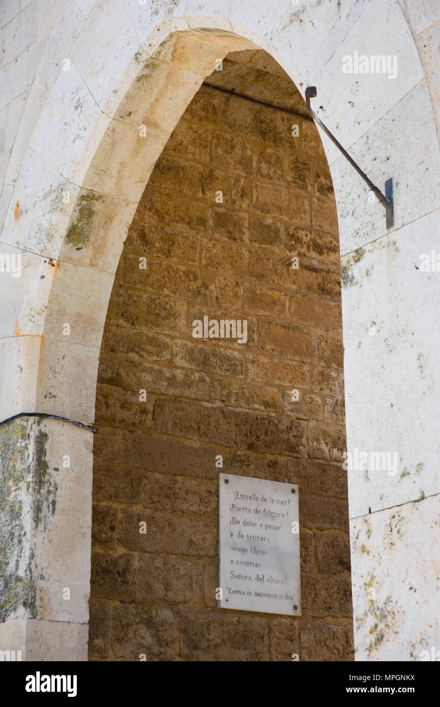 La puerta de Santa María, Hita, Guadalajara, España. La puerta de Santa María. Foto de stock