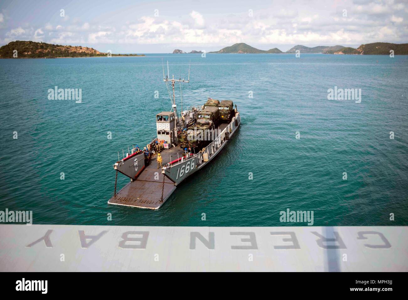 170224-N-JH293-017 SATTAHIP, Tailandia (Feb. 24, 2017) Landing Craft Utility 1666, asignado a la unidad de la playa de Naval 7, emprende así la cubierta del buque anfibio de transporte dock USS Green Bay (LPD 20) durante el ejercicio Cobra Gold 2017. El ejercicio es el teatro más grande de seguridad ejercicio de cooperación en la región del Pacífico Indo-Asia y es una parte integral del compromiso de los Estados Unidos para fortalecer la participación de la región. (Ee.Uu. Navy photo by Mass Communication Specialist 1st Class Chris Williamson/liberado) Foto de stock