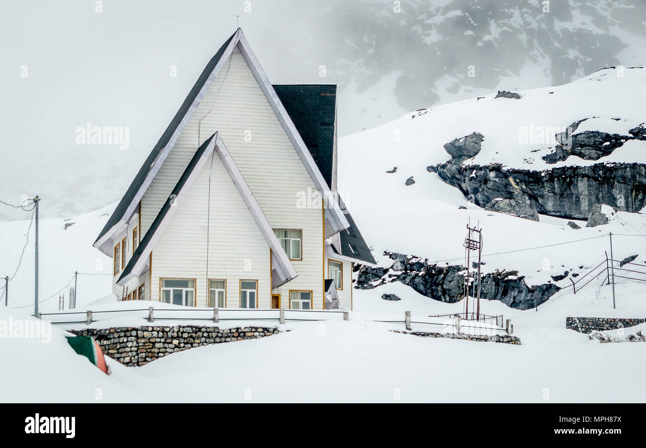 Una hermosa casa cubierto de nieve cerca de Nathula pasar la frontera China, India, Sikkim Foto de stock