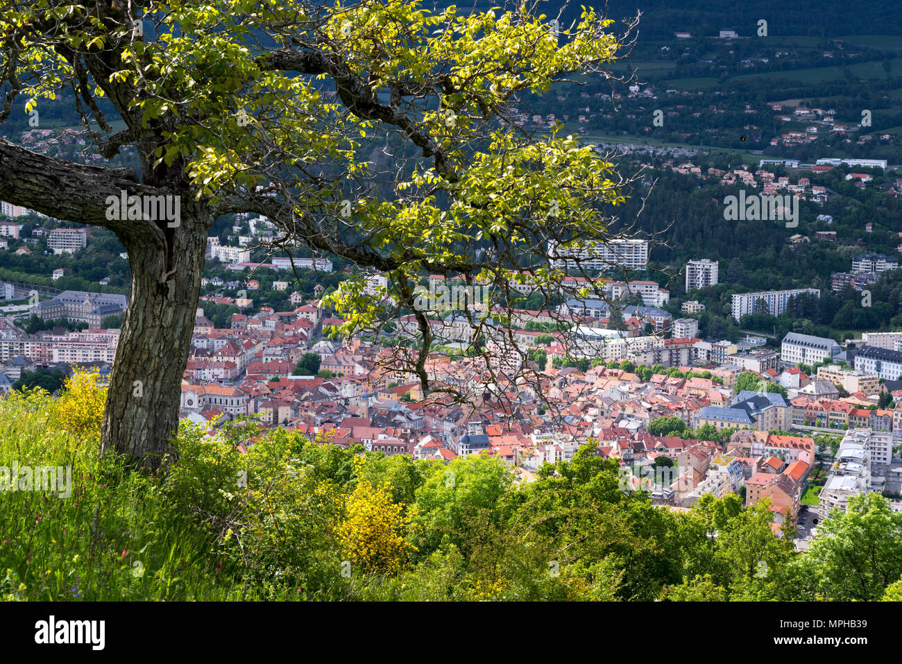 La ciudad de Gap al atardecer desde arriba. Hautes-Alpes, en el sur de los Alpes franceses, Francia Foto de stock