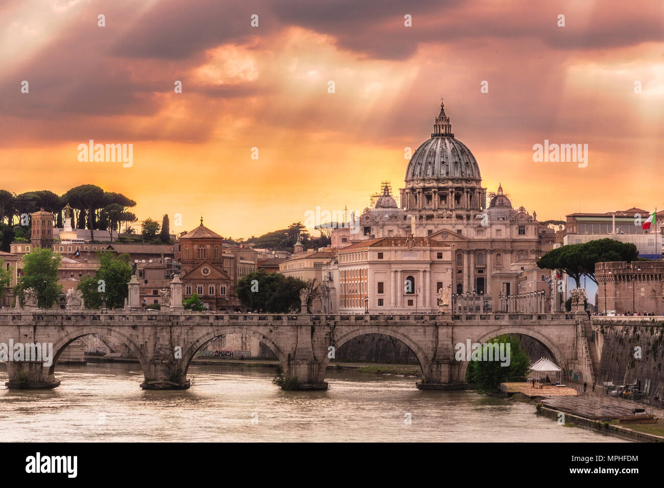 Que la ciudad de Roma, cerca de mí es increíble. Sólo la lluvia goteado ligeramente, pero la vida se replegaron en las callejuelas de la ciudad, dejando myse Foto de stock