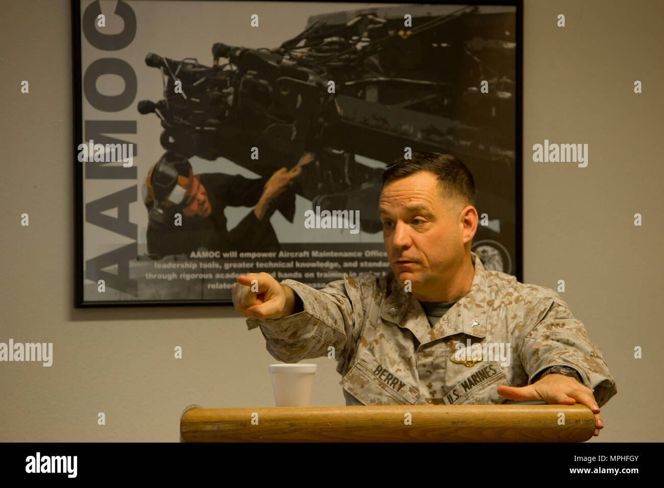 Cuerpo de Marines de EE.UU LtCol. Guy G. Berry, estrategia y planes con sede (Marina HQMC) da un período de instrucción acerca del curso de oficial de mantenimiento de aeronaves (AAMOC) en Marine Corps Air Station Yuma, Arizona, el 14 de marzo, 2017. AAMOC capacitará a oficiales de mantenimiento de aeronaves con herramientas de liderazgo, mayores conocimientos técnicos y las prácticas normalizadas mediante procedimientos rigurosos de académicos y de capacitación práctica a fin de disminuir los percances relacionados con el suelo y aumentar la incursión de generación. (Ee.Uu. Marine Corps foto tomada por CPL. B. AaronJames vinculado) Foto de stock