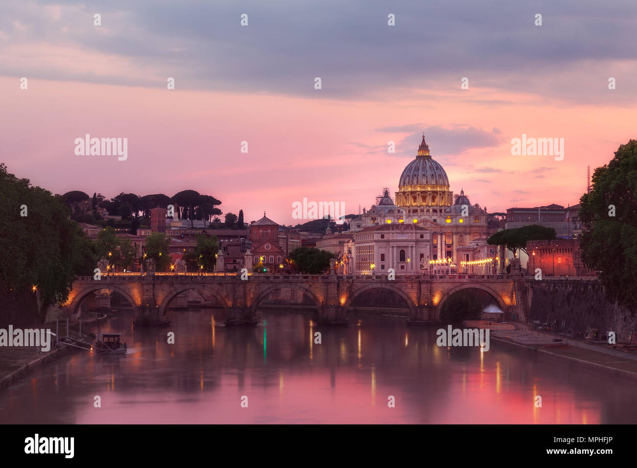 Que la ciudad de Roma, cerca de mí es increíble. Sólo la lluvia goteado ligeramente, pero la vida se replegaron en las callejuelas de la ciudad, dejando myse Foto de stock