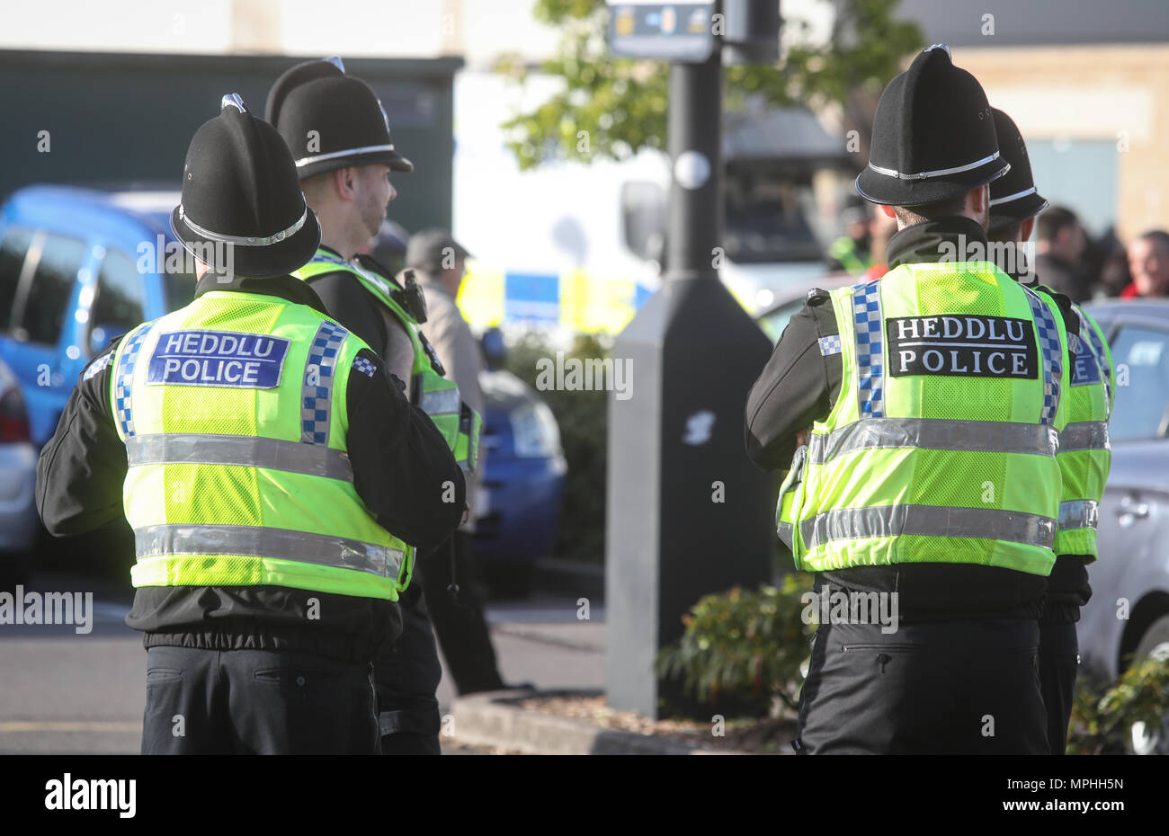 Gales del Sur fuerza policial los policías de guardia en un partido de fútbol en Swansea, Gales Foto de stock