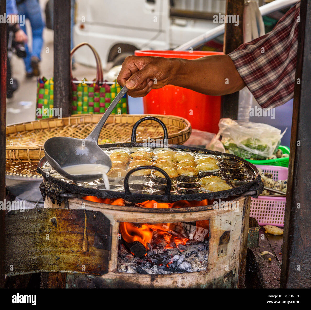 Cocinero prepara comida callejera en Myanmar Foto de stock