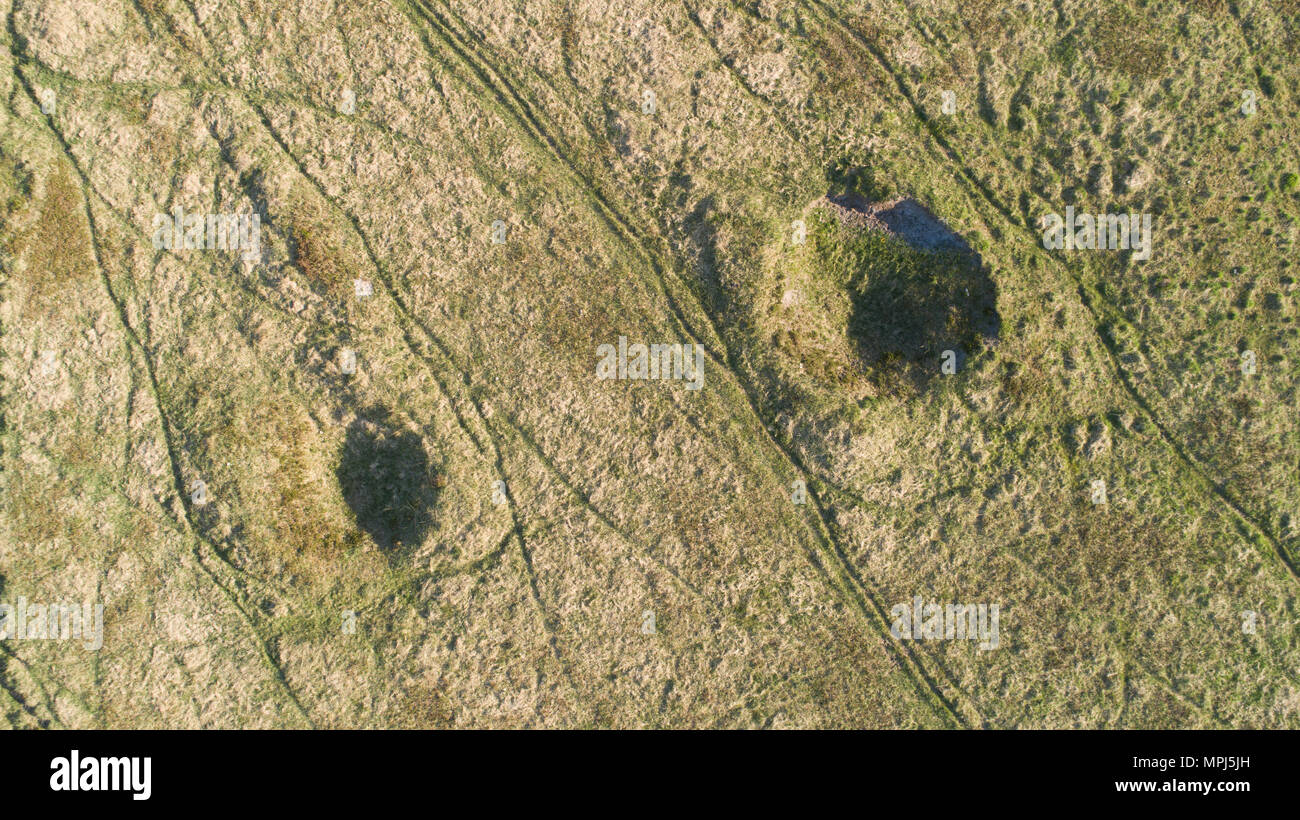 Cráteres izquierda desde la demolición de explosivos y munición alemana después del final de la segunda guerra mundial en Randbøl Hede donde la Luftwaffe alemana había un aeródromo Foto de stock