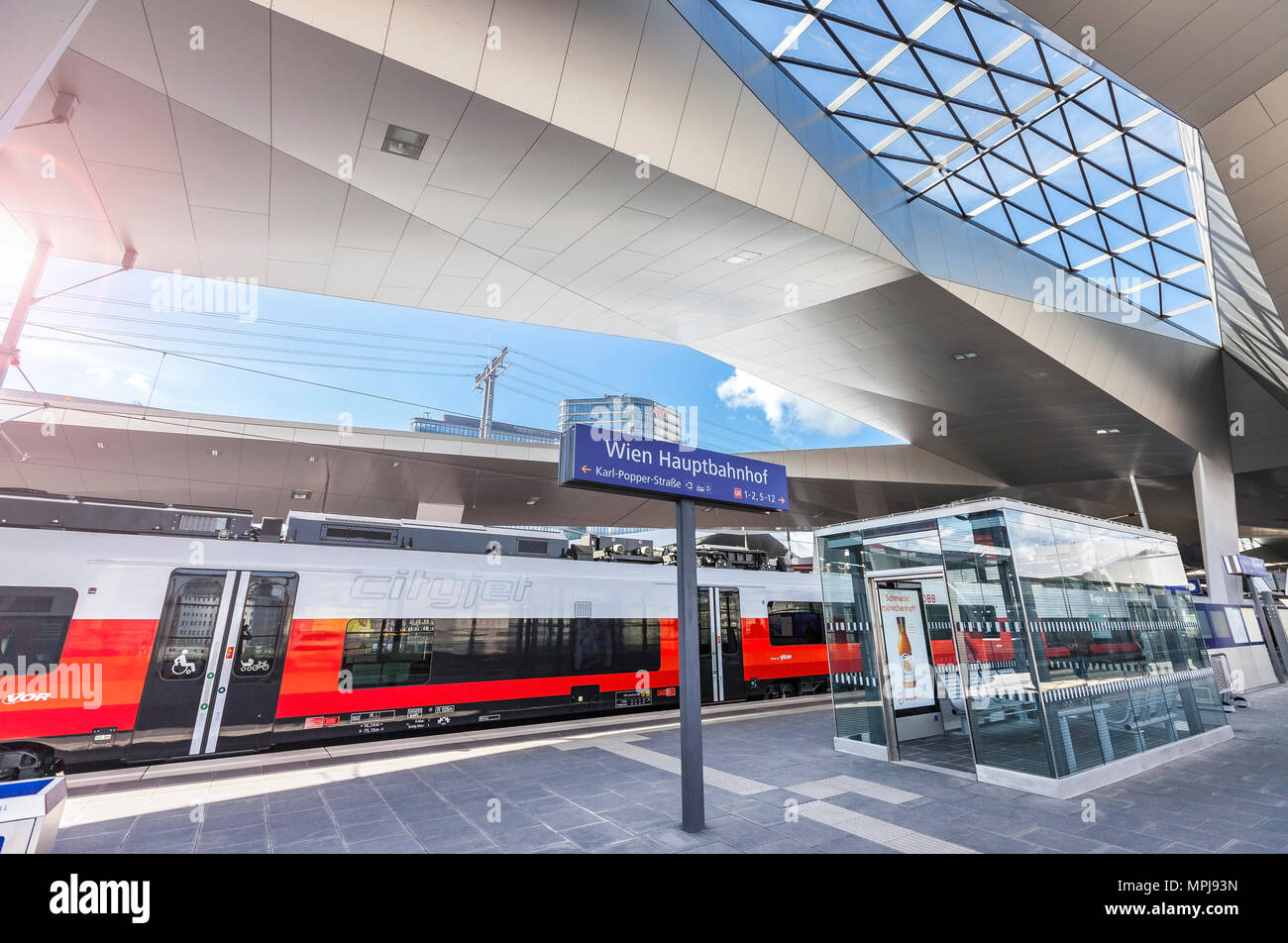 La nueva estación principal de Viena, con el nuevo tren OEBB Cityjet