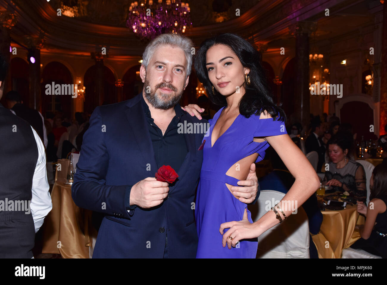 MONTE-CARLO, Mónaco - Diciembre 31, 2017: Vadim Blaustein y modelo brasileña Jessica Samea en Hôtel Hermitage Monte-Carlo Foto de stock