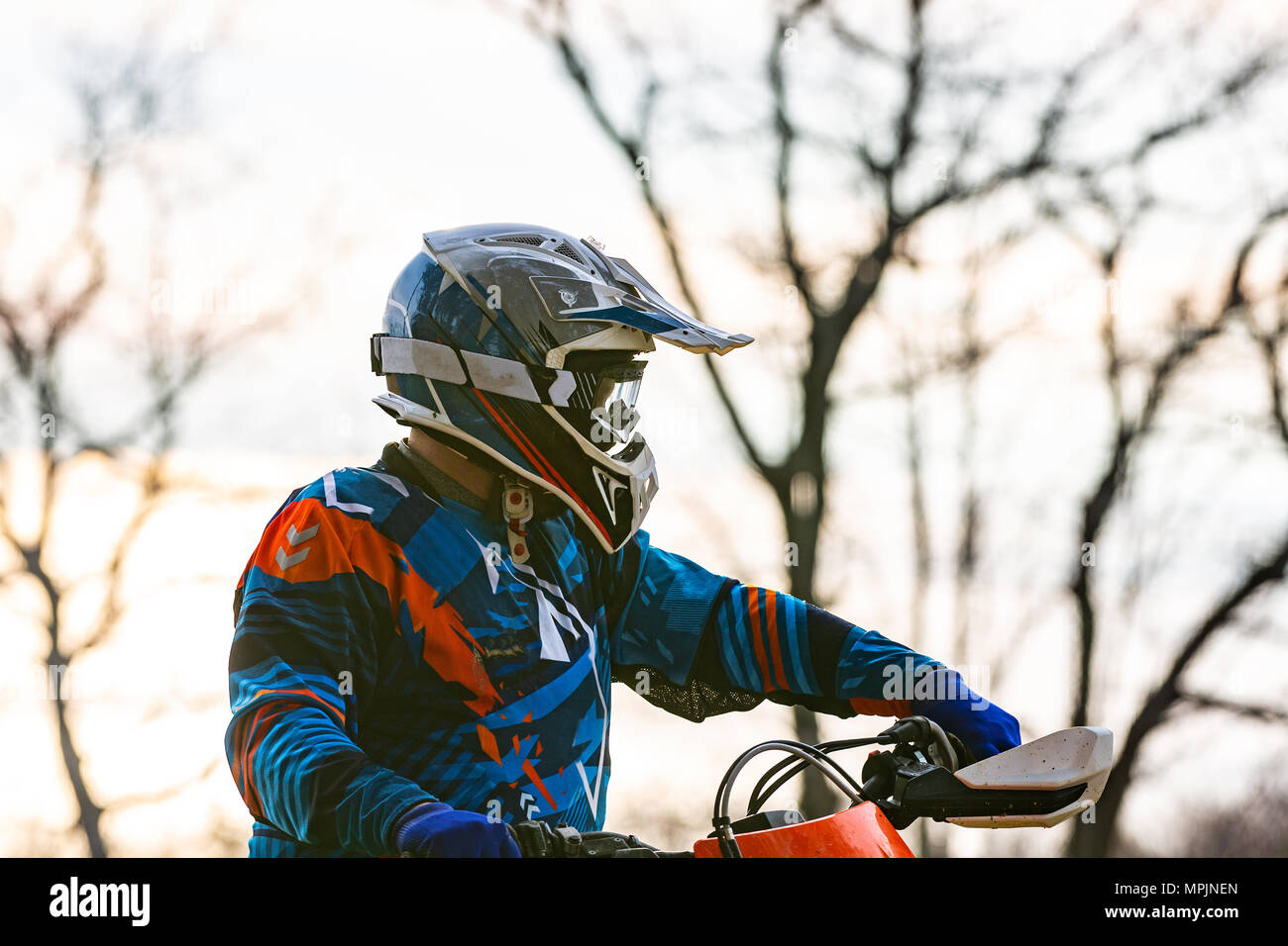 Hombre montando un motocross un traje de protección Fotografía de stock - Alamy