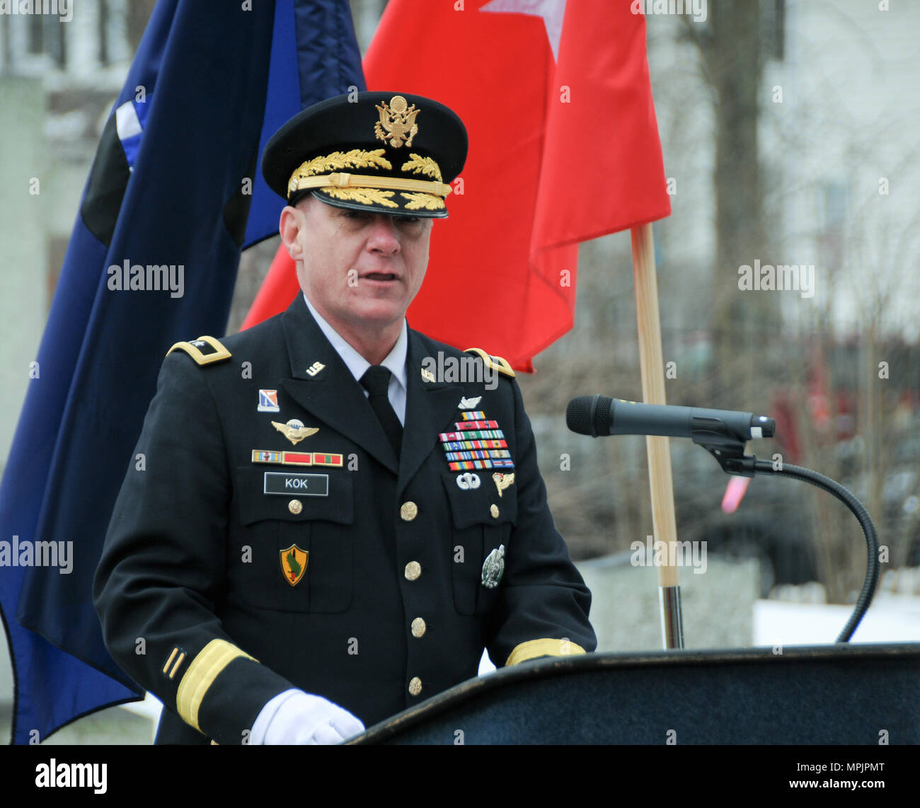 Gral. Gen. Troy D. Kok, comandante general de la Reserva del Ejército de  Estados Unidos el 99º Comando de Apoyo Regional, ofrece comentarios durante  el evento de colocación de Corona presidencial del