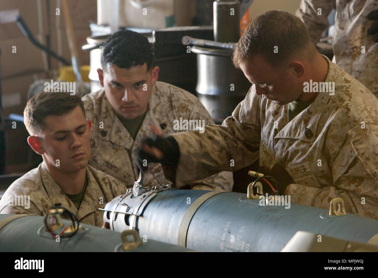 Los Marines de Estados Unidos con varios escuadrones de logística de la Aviación Marina (MALS) dan un período de instrucción en la unidad de bomba guiada GBU-38 (38) durante el primer curso de oficial de mantenimiento de aeronaves (AAMOC) en Marine Corps Air Station Yuma, Arizona, el 17 de marzo de 2017. AAMOC capacitará a oficiales de mantenimiento de aeronaves con herramientas de liderazgo, mayores conocimientos técnicos y las prácticas normalizadas mediante procedimientos rigurosos de académicos y de capacitación práctica a fin de disminuir los percances relacionados con el suelo y aumentar la incursión de generación. (Ee.Uu. Marine Corps foto tomada por CPL. B. AaronJames vinculado) Foto de stock