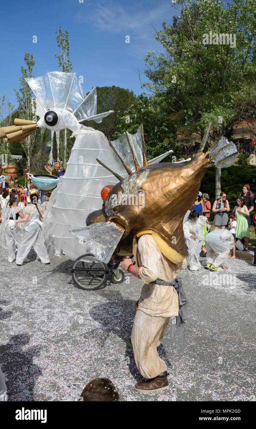 Las murgas de los asistentes al Festival, uno con una máscara de peces gigantes, en el carnaval de primavera de Aix-en-provence Provence Francia Foto de stock