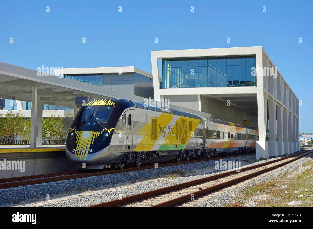 Vista del tren Brightline, un diesel-eléctrico del sistema ferroviario de alta velocidad, a la estación de tren de West Palm Beach, en Florida, Estados Unidos. Foto de stock