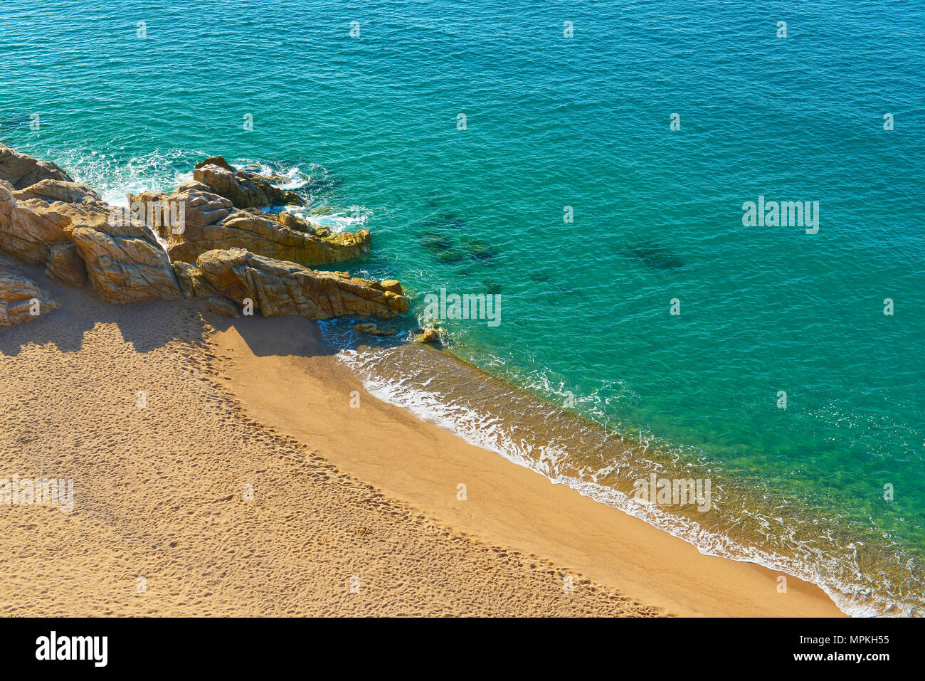 Playa de arena en la costa noreste de España. Foto de stock