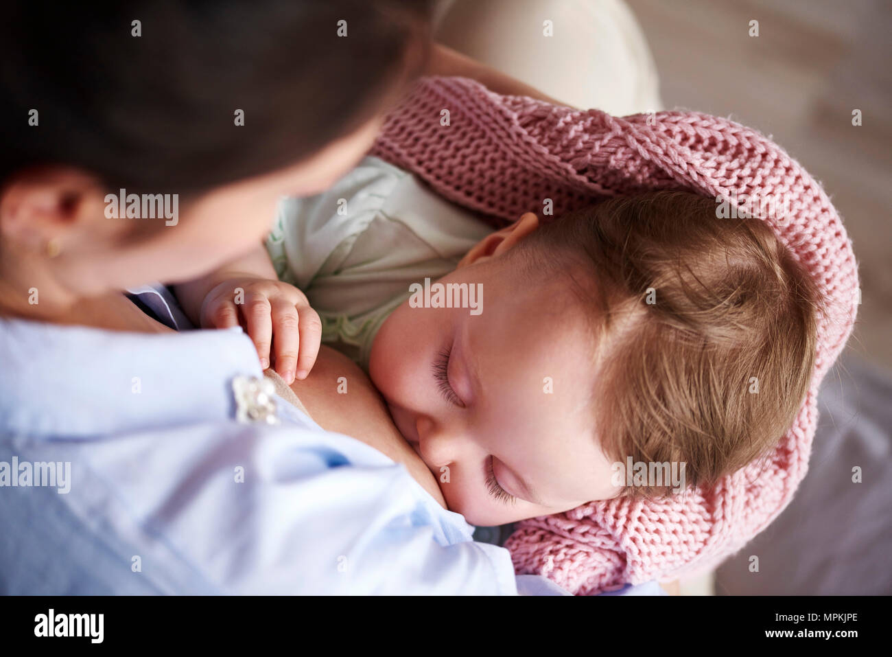 La madre de amamantar a su bebé Foto de stock