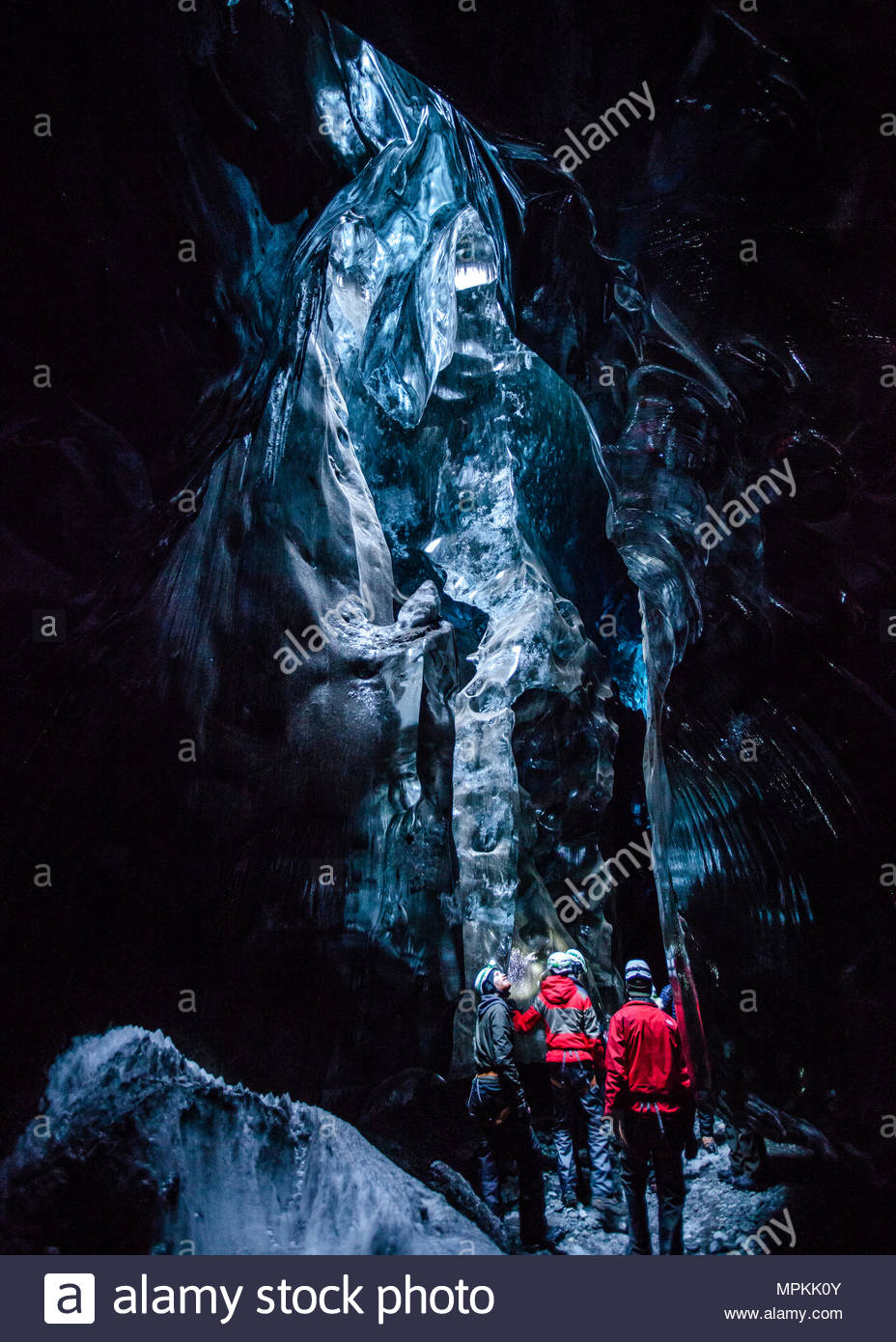 Estas magníficas cuevas de hielo son sólo accesibles por tres horas de caminata a pie. Hay varios cueva de hielo excursiones ofrecidas por guías locales. Foto de stock