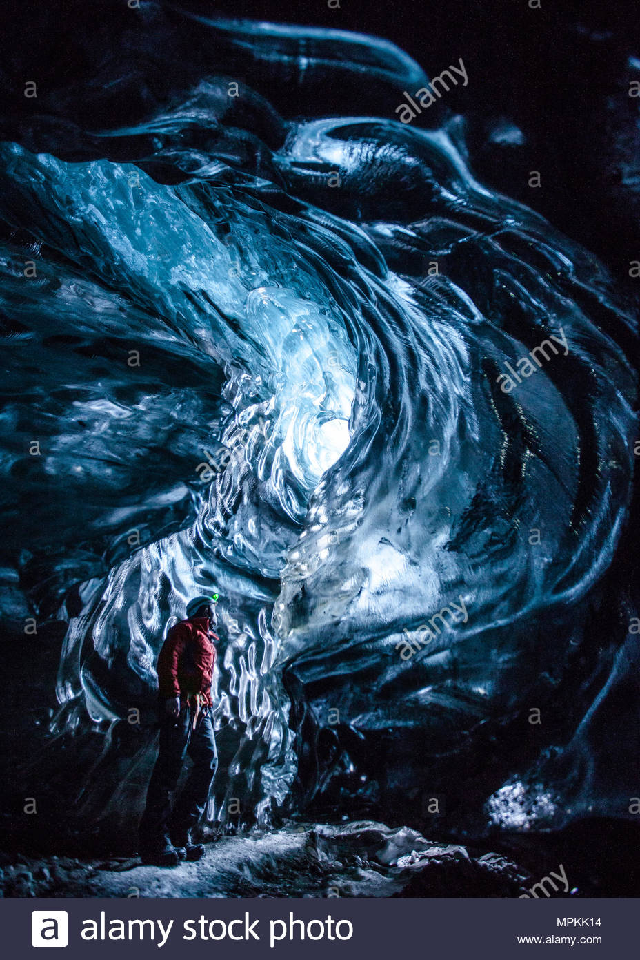 Estas magníficas cuevas de hielo son sólo accesibles por tres horas de caminata a pie. Hay varios cueva de hielo excursiones ofrecidas por guías locales. Foto de stock