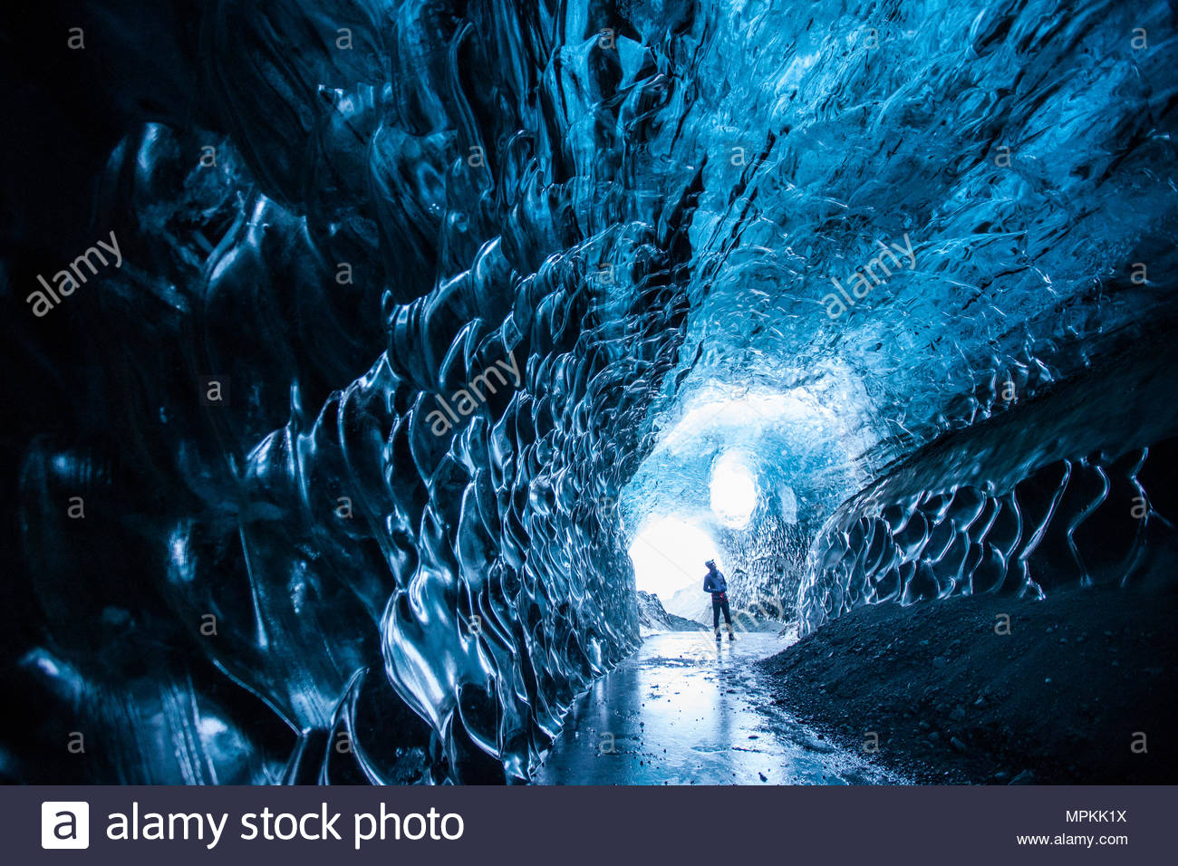 Estas magníficas cuevas de hielo son sólo accesibles por tres horas de caminata a pie. Hay varios cueva de hielo excursiones ofrecidas por guías locales. Foto de stock