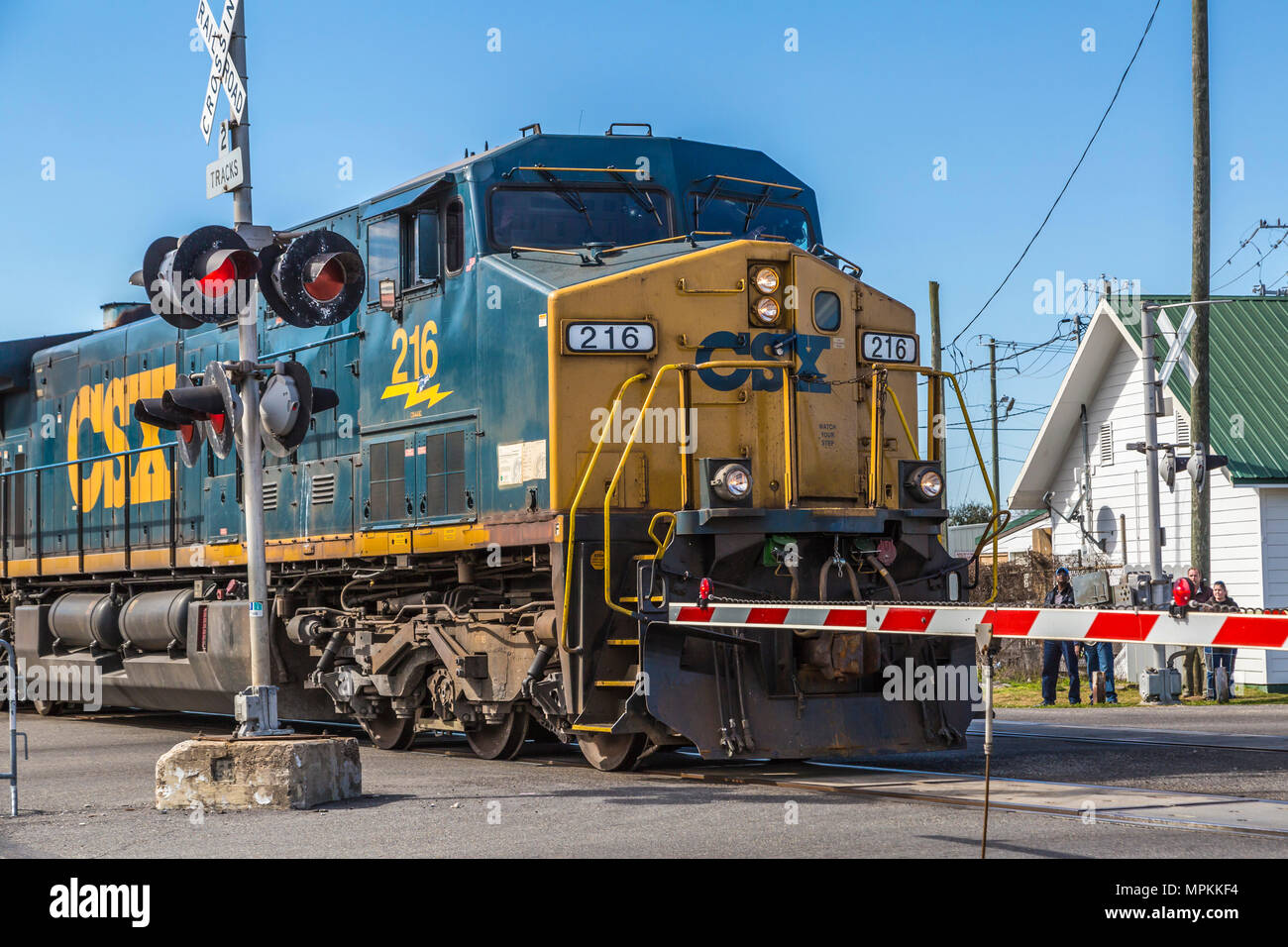 Motor de tren CSX #216 cruzando la autopista 49 en el centro de Gulfport, Mississippi Foto de stock