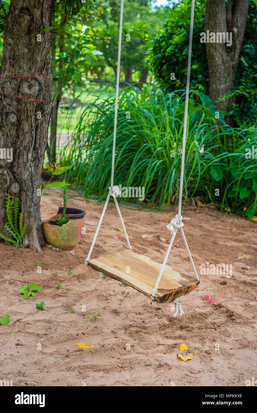 Columpio de madera en el jardín Fotografía de stock - Alamy