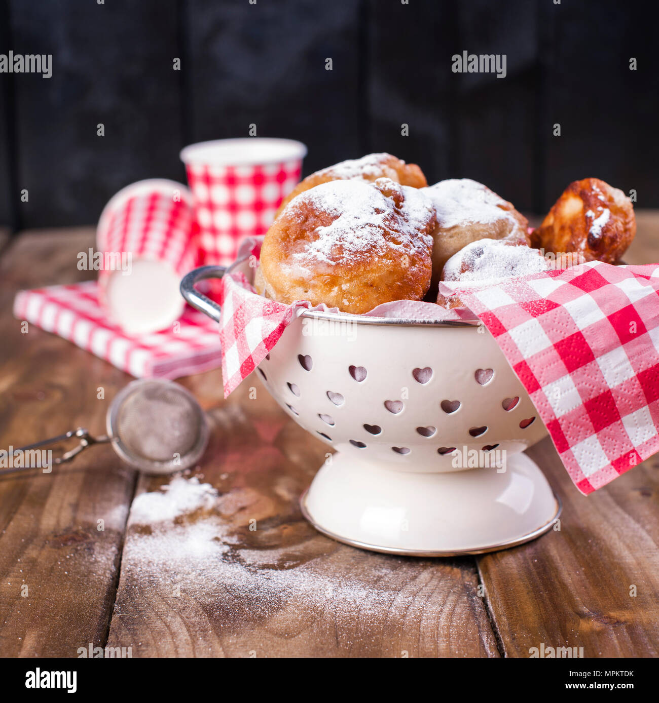 Oliebollen tradicional, aceite de dumpling o buñuelos, con una cuchara de  madera, para los holandeses la víspera del Año Nuevo espacio .copy  Fotografía de stock - Alamy