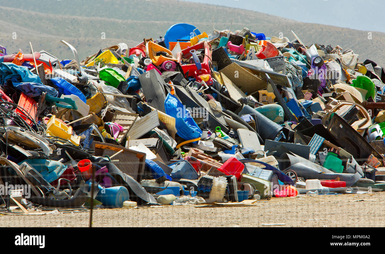 Reciclaje de productos plásticos discarted, relleno sanitario. Foto de stock