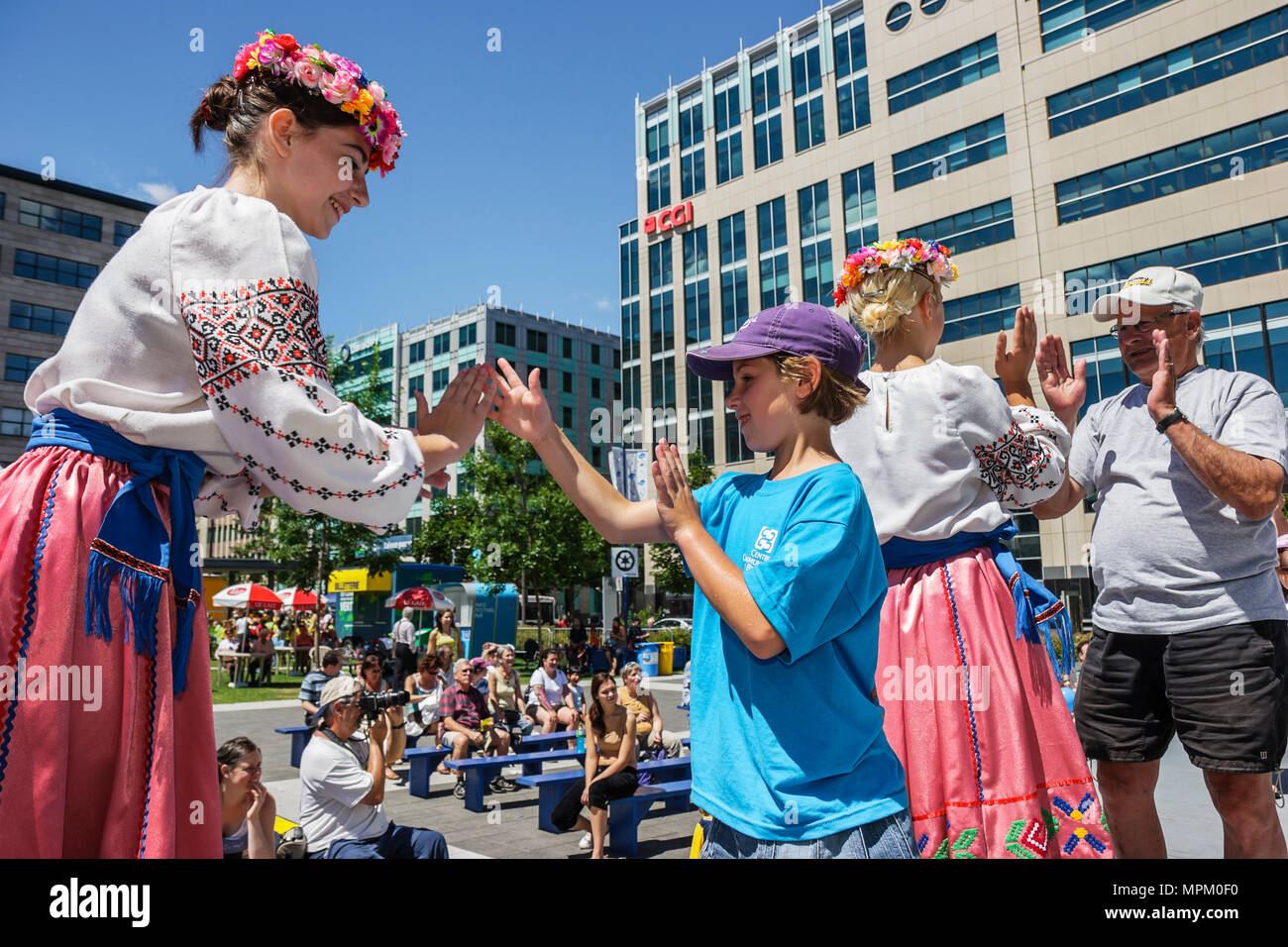 Quebec Canadá, Boulevard Charest, Jardin Saint Roch, familia familias padres hijos niños, Festival, feria de festivales, escenario, bailarín ucraniano, enseñar un Foto de stock