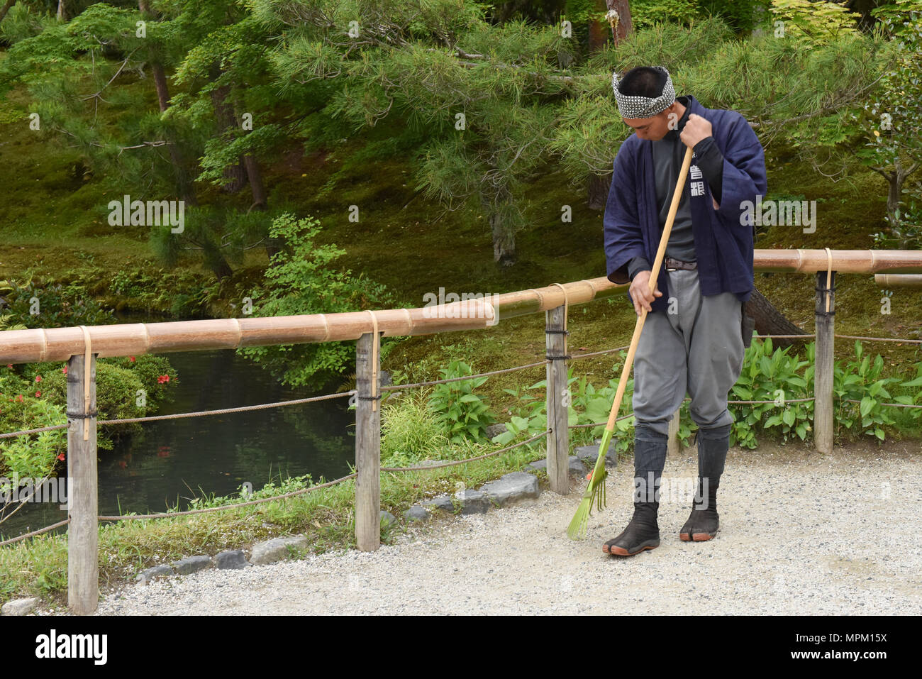 Jardinero en Kioto, Japón Foto de stock