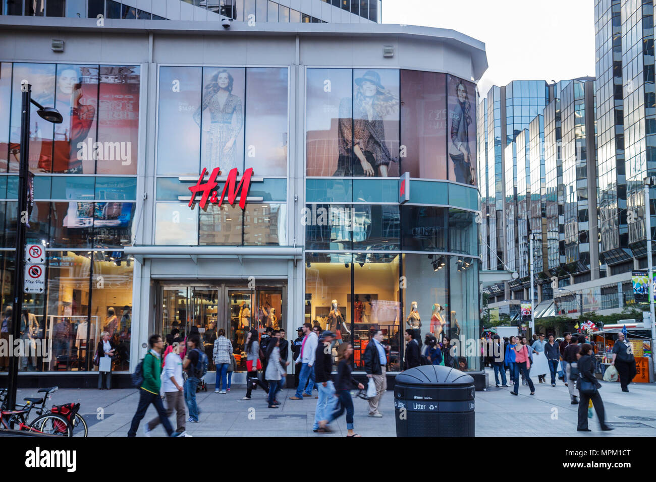 H&m Store Canada Fotos e Imágenes de stock - Alamy
