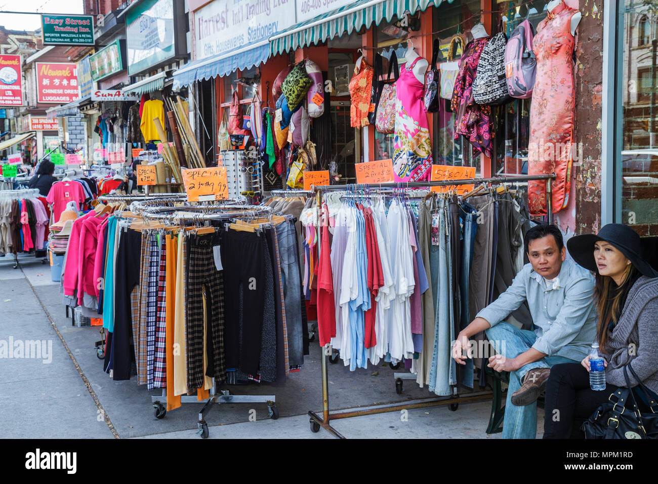 Toronto Canadá,Spadina Avenue,Chinatown,barrio étnico,compras compras  compras compras tiendas mercados mercado compra venta,venta minorista stor  Fotografía de stock - Alamy