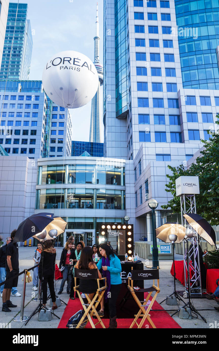 Toronto Canada,King Street West,Metro Hall,promoción durante TIFF,Festival Internacional de Cine de Toronto,L'Oreal,empresa francesa,cosméticos,productos de belleza, Foto de stock