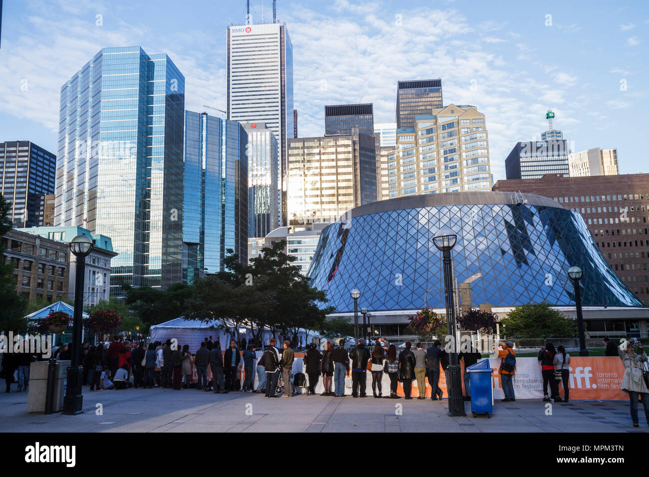 Toronto Canadá, Metro Hall Plaza, los solicitantes de autógrafos durante TIFF, Festival Internacional de Cine de Toronto, Roy Thomson Hall, Distrito Financiero, Skyline, alta ris Foto de stock